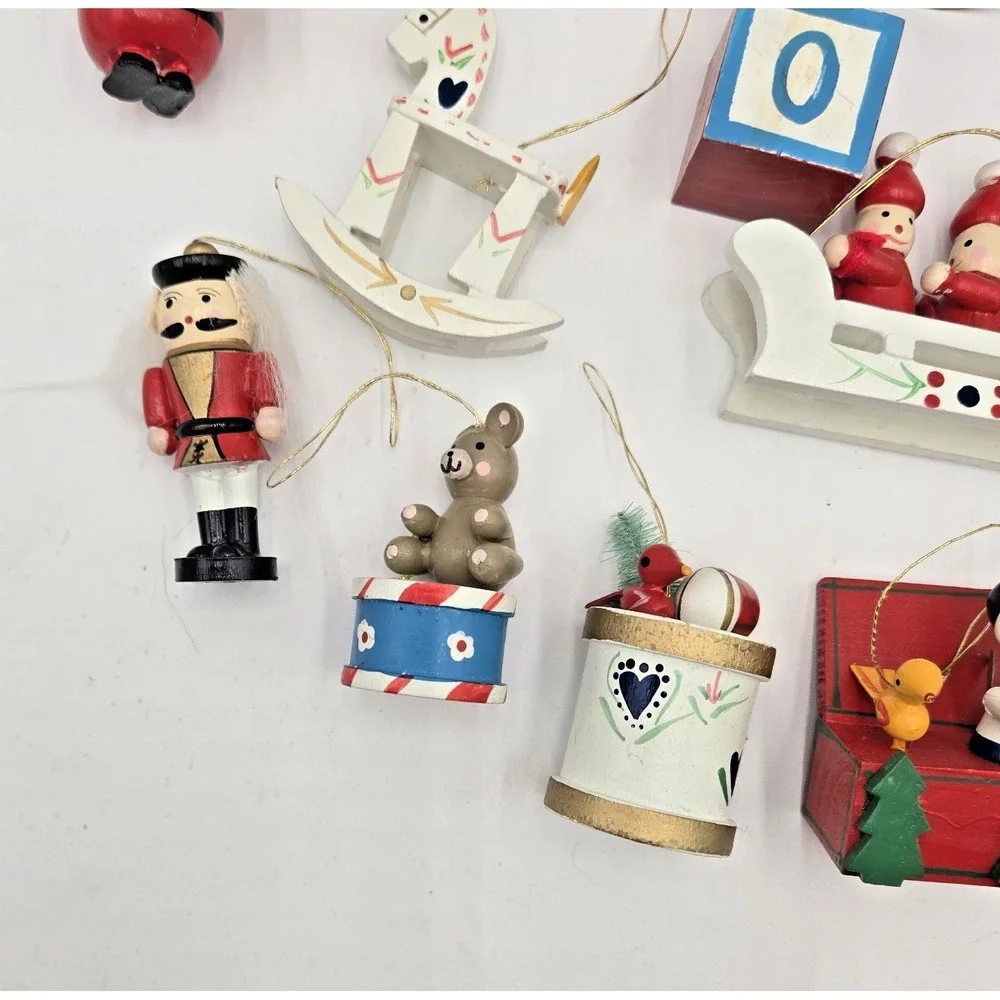 READ 12 Vtg Miniature Wooden Christmas‎ Tree Ornaments Hand-Painted